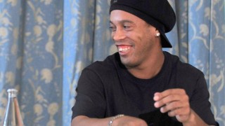 Роналдиньо атакува музикалната сцена със 