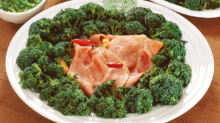 Салата с броколи и бекон