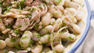 Салата от боб и риба тон