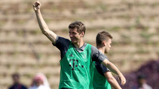 Томас Мюлер финтира журналисти само с... паспорт (ВИДЕО)