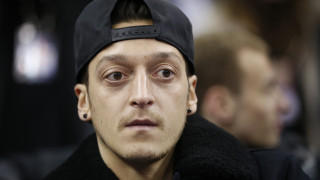 Избраха Йозил за №1 в Германия, той позира с кобра около врата (СНИМКА)