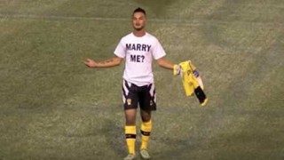 Предложение за брак завърши с... жълт картон (ВИДЕО)