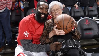 Звезда от НБА зарадва 100-годишна фенка за рождения ѝ ден (ВИДЕО)