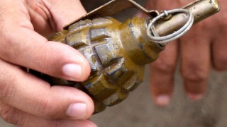 Граната, мотопед, секс играчки - какво хвърлят феновете към терена (ВИДЕО)