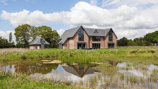 Стърлинг пръсна 3,5 млн. евро за палат (СНИМКИ)