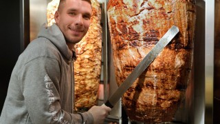 Лукас Подолски ще прави дюнери