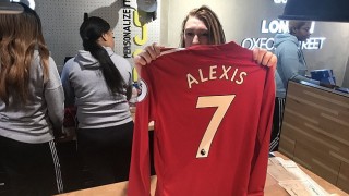 Феновете вече си купуват фланелката на Санчес в 