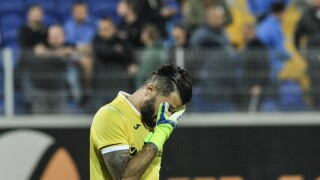 Двама вратари и куп ненужни не заминаха с 