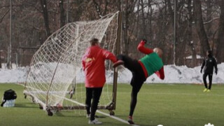 Треньор и звезда на ЦСКА показаха ММА умения (ВИДЕО)