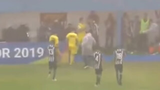 Мълния уплаши играч и прекъсна мач в Бразилия (ВИДЕО) 