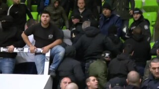 Нов бой в Ботевград, полетяха бутилки и други предмети (ВИДЕО)