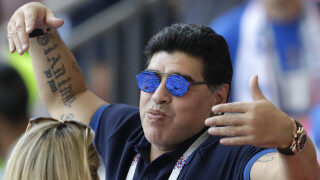 Марадона става фризьор (ВИДЕО)