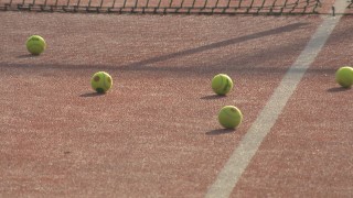 Брутална агресия на баща към дъщеря по време на тренировка по тенис (ВИДЕО)