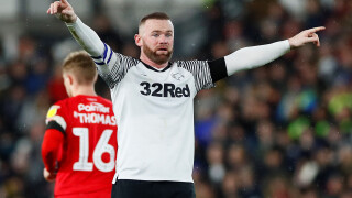 Феновете се подиграват на Рууни заради боядисана... брада