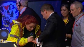 Оса ужили съдия в снукъра (ВИДЕО)