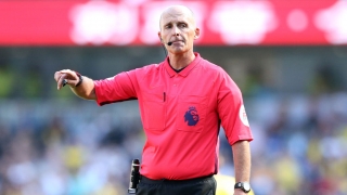 Преди мач 500: Триковете на най-опитния футболен съдия в Англия