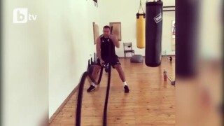 Кобрата тренира с бойни въжета за мача с Джошуа (ВИДЕО)