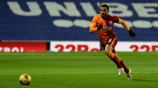 Фойерверк гръмна в ръцете на футболист на 