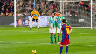 Учени: Стената пречи на вратарите да спасяват преки свободни удари