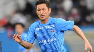 Най-възрастният футболист посреща 54-ия си рожден ден с нов договор 