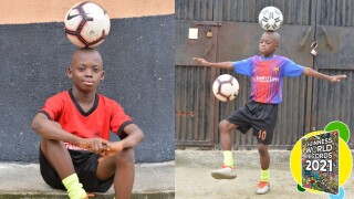 12-годишен жонглира с топката като за 