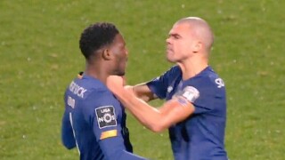 Пепе скочи да бие съотборник при победа на 