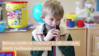 Деца си правят сами тестове за COVID-19, преди да влязат в час (ВИДЕО)