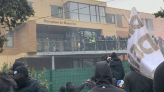 Феновете нахлуха на базата на 