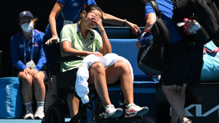 Изведоха тенисистка от корта в инвалидна количка (ВИДЕО)