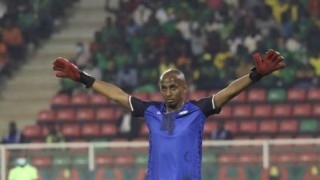 Защитник направи чудеса като вратар, 10 смели коморци бяха близо до изненада