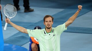 Медведев пречупи Циципас и се класира за втори финал в Мелбърн