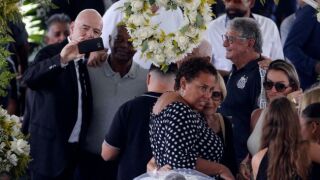 Президентът на ФИФА си направи селфи до ковчега на Пеле (ВИДЕО)