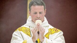 Уморен от парите: Бивш играч на Манчестър Юнайтед e свещеник