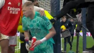 Фен изрита в гърба вратаря на 