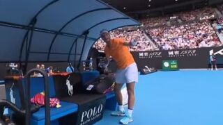 Дете отмъкна ракетата на Надал по време на мач (ВИДЕО)