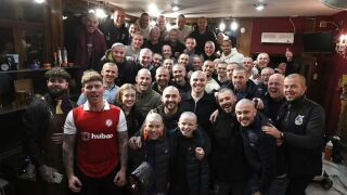 Футболисти обръснаха главите си заради болен от рак съотборник