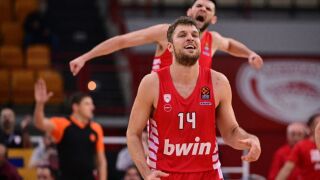 Гръмка победа за Везенков и 