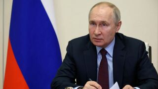Разпитват фенове в Мелбърн заради знаме с Путин