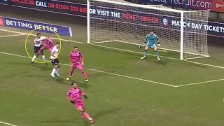 Фарс в Англия: Рефер изгони грешния играч (ВИДЕО)