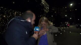Фенка шокира тв водещ, извади гърдата си в ефир (ВИДЕО)