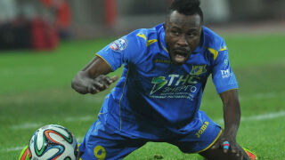 Майка му умря през 1986 г., той се роди през 1990-а