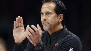 Изчака жена му да го напусне и подписа най-големия договор в историята на НБА