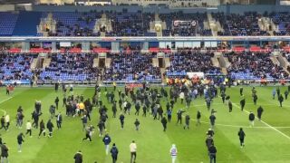 Бесни фенове нахлуха на мач в Англия (ВИДЕО)