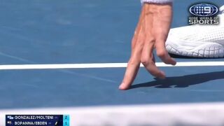 Има нещо на корта: Прекратиха мач в Мелбърн