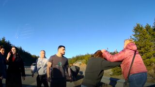 Женски бой заради засичане: Екшън на пътя с Карлос Насар! (ВИДЕО)