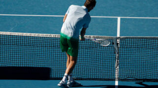 Медведев пак вилнее, счупи камера на корта (ВИДЕО)