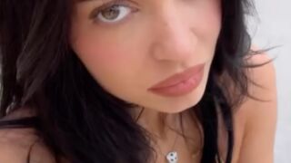 Кайли Дженър посрещна нова година с пантера за 30 500 долара (ВИДЕО)