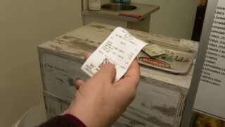 Снимка: В село Роза евромонети все още няма, в близката баничарница рестото е в левове