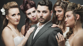 Един мъж се ожени за четири жени от едно училище – защо бе осъден? (ВИДЕО)