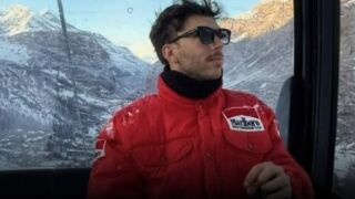 Лош вкус или жест? Гасли кара ски в легендарното червено яке на Шумахер